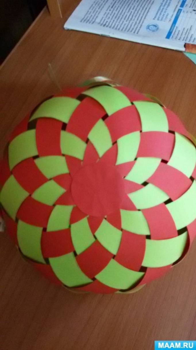 Новорічна куля з кольорового паперу