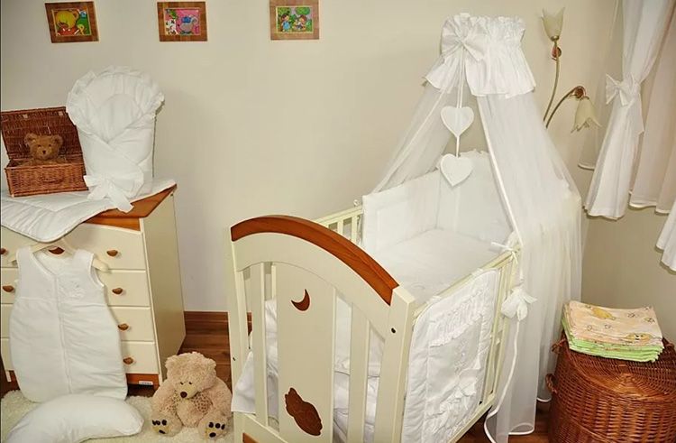 Зазвичай ліжечка з малюком ставлять в безпосередній близькості з ліжком батьків, щоб можна було завжди стежити за його самопочуттям і відстежувати його під час ігор і сну