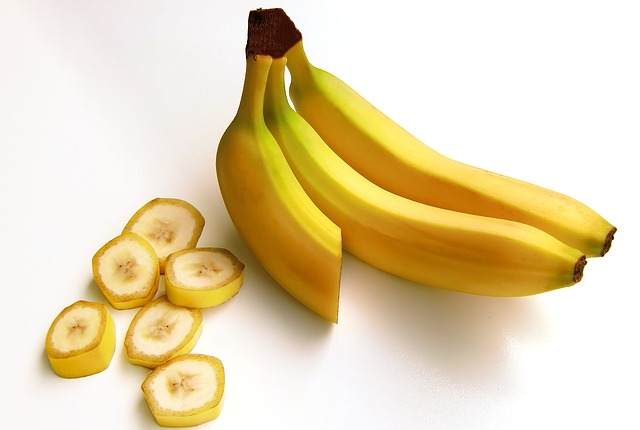 Спробуйте використовувати банани в поєднанні з іншими натуральними інгредієнтами як маски для підтримання здорової та красивої шкіри обличчя