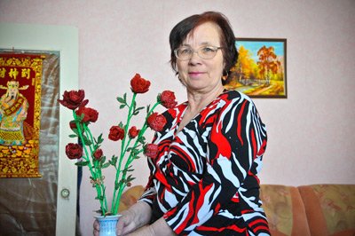 Благовіщенська пенсіонерка плете з бісеру і дроту справжні квіти і дерева