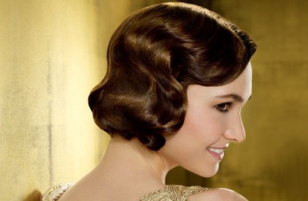 зачіски 30-х років   Початок двадцятого століття ознаменувався зародженням поняття моди в тому вигляді, в якому ми можемо спостерігати його сьогодні